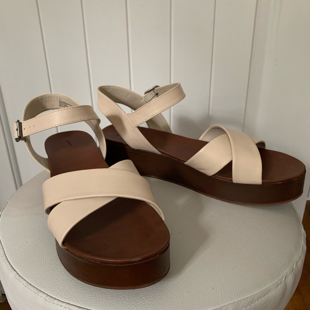 Universal thread platform sandals